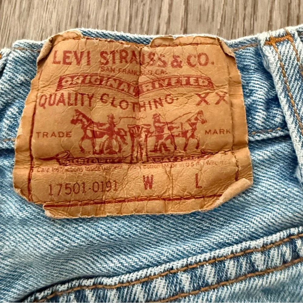 vintage Levi's high-waisted denim cut-off shorts size 3 - Picture 4 of 10